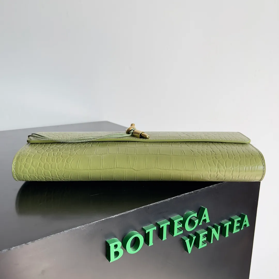 Batch 1420 Bottega Veneta Fall in love with Andiamo at first sight, new design, natural Nile rare leather crocodile pattern complex handbag, a model handbag for women, no need for color cover, no emotional camouflage, immersive depth and excitement, the classic element KNOT knot is inspired, modernist aesthetics and jewelry field craftsmanship reinterpret the knot element, bringing a clutch full of modern texture and elegant and quiet lady spirit. Style number: 741511 Size: 31*13*3cm